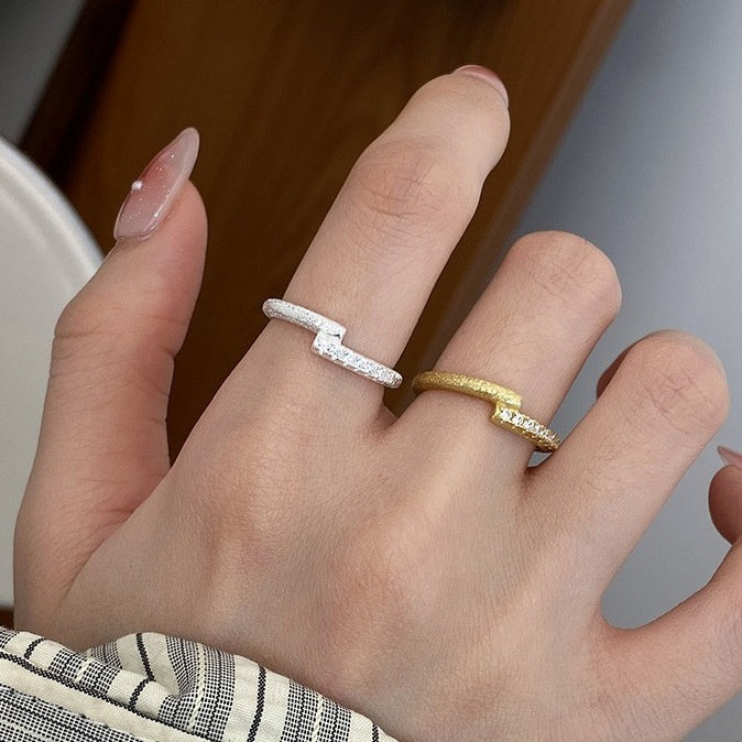 Anillo de plata de ley 925 con riel cepillado y cruz de estrella para mujer