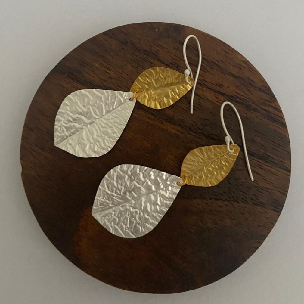 Pendientes dos hojas en baño de oro y plata-2