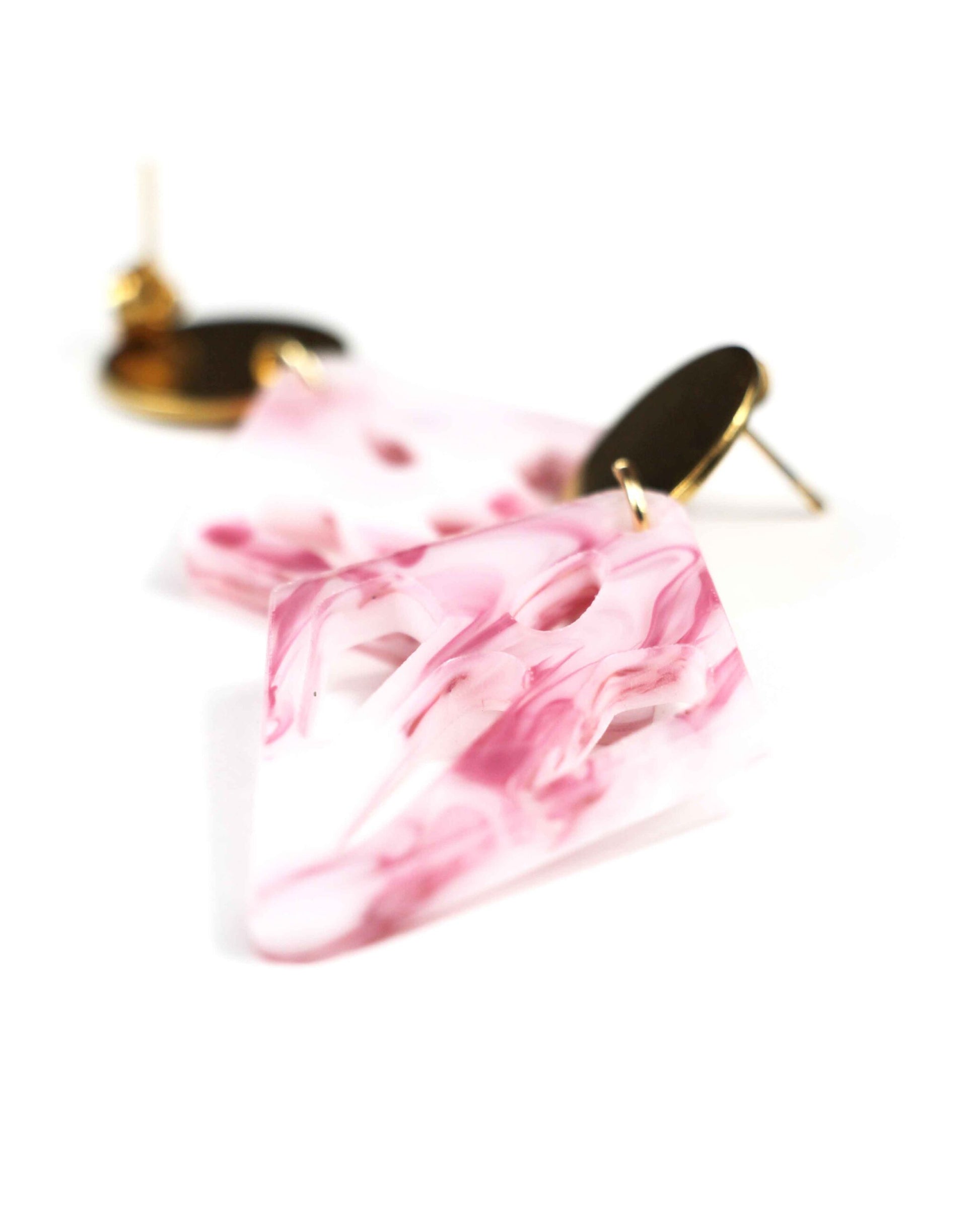 Pendientes mármol rosa y blaco: Ilumina tu Look con la Elegancia y el Brillo del Oro-2