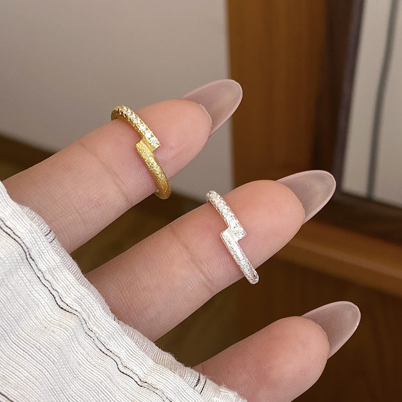 Anillo de plata de ley 925 con riel cepillado y cruz de estrella para mujer